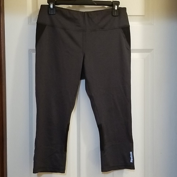 💥3/$10💥Reebok Workout Capris with Key Pocket - Picture 1 of 10